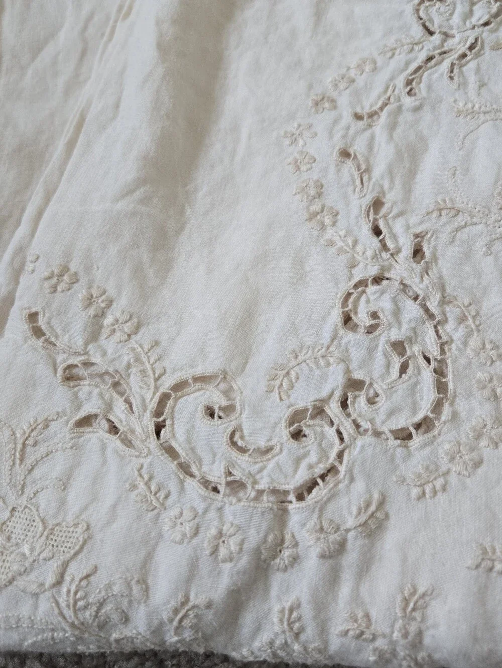 Vintage Linen Rectangular Tablecloth Delicate Embroidery Cutwork 94
